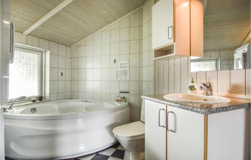 Et badeværelse på 3 Bedroom Amazing Home In Aabenraa