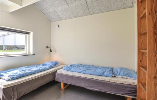 SpjaldにあるStunning Home In Spjald With Wifiの窓付きの客室で、ベッド2台が備わります。