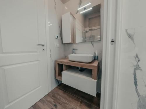 a bathroom with a sink and a white counter at Villa Luxury Vista Vigneti-Piscina Privata in Agliano Terme