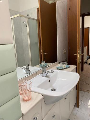 a bathroom with a sink and a mirror at via Cappuccini 2b - soggiorna in centro a Gorizia con ascensore in Gorizia