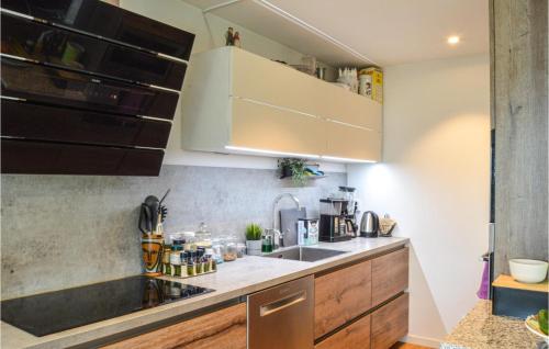 Η κουζίνα ή μικρή κουζίνα στο Stunning Home In Grödinge With Kitchen