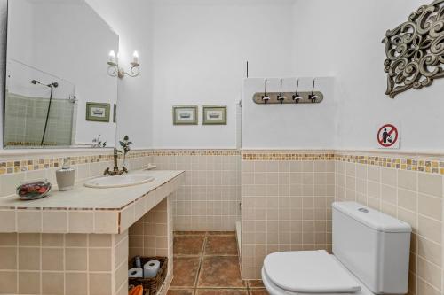 een badkamer met een toilet en een wastafel bij Apartamento rural Los Roferos in Guatiza