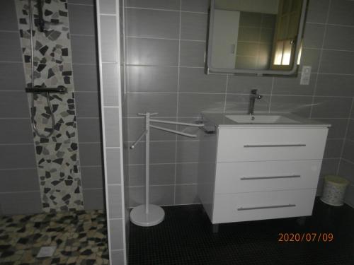 Bilik mandi di Gîte Le Penten