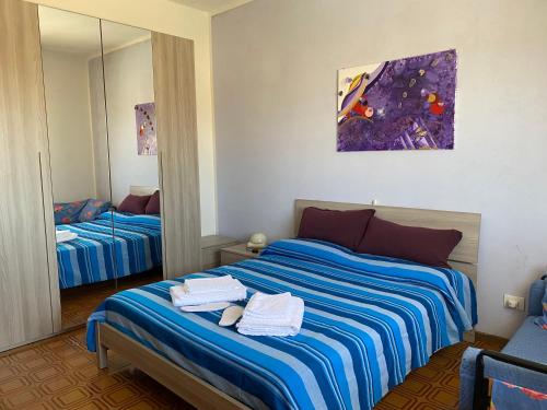 um quarto com 2 camas e um espelho em Appartamento Scarlett em Villafontana