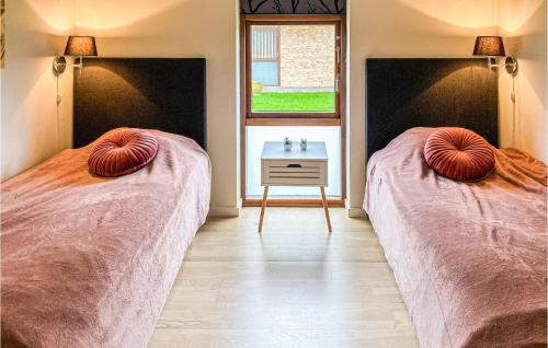 2 camas en una habitación con ventana en Marina Minde, en Egernsund
