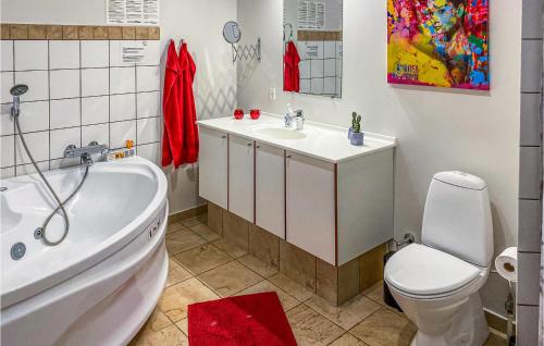 La salle de bains est pourvue d'une baignoire, de toilettes et d'un lavabo. dans l'établissement Marina Minde, à Egernsund