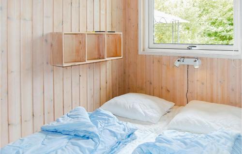 LoddenhøjにあるAmazing Home In Aabenraa With Saunaの窓付きの木製の部屋のベッド1台