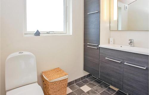 łazienka z toaletą i umywalką w obiekcie Amazing Home In Haderslev With 3 Bedrooms And Wifi w mieście Flovt