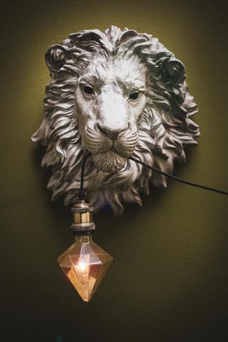 a lamp with a lion head on a wall at hotel velero cavancha in Iquique