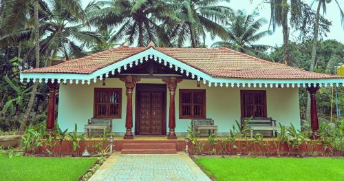 Zahrada ubytování White Serenity Heritage Pool Villa near Beach Udupi