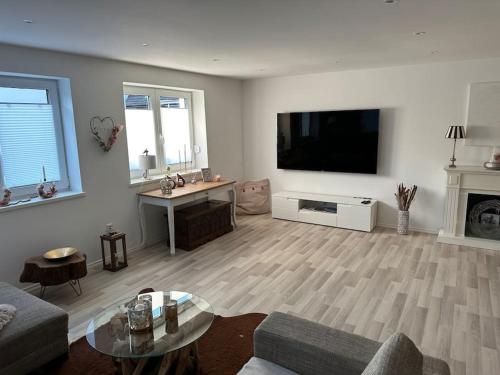 TV a/nebo společenská místnost v ubytování Großzügige Design Wohnung 110qm max 6 Personen