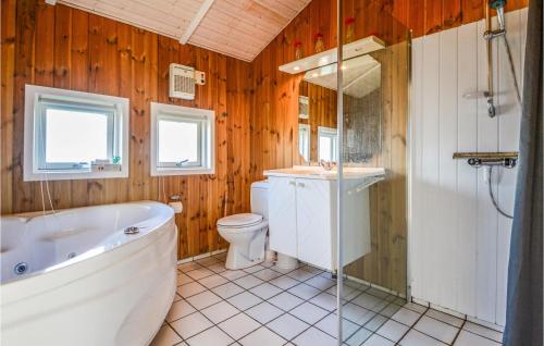Ένα μπάνιο στο Awesome Home In Hejls With Sauna