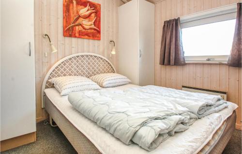 HejlsにあるAwesome Home In Hejls With Saunaの窓付きの客室の大型ベッド1台分です。