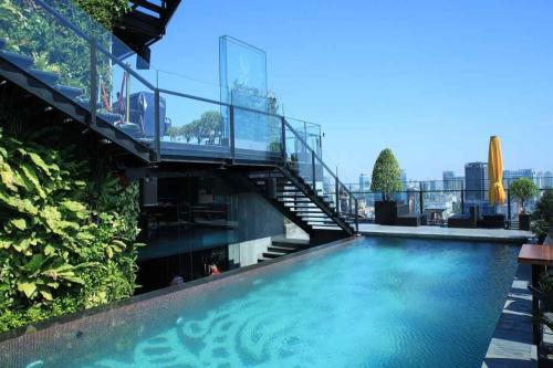 vistas a una piscina con pasarela y escaleras en The Rixx BENTHANHTOWER, en Ho Chi Minh