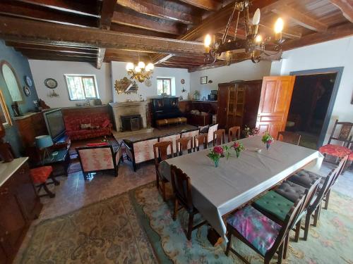 uma sala de jantar com uma mesa e cadeiras num quarto em casa pizarra em Collado Villalba