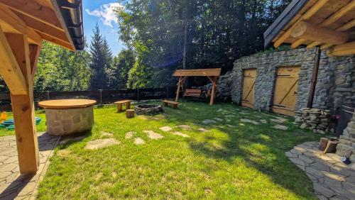 Taman di luar Chata na Skarpie - SPA i widok na Skrzyczne