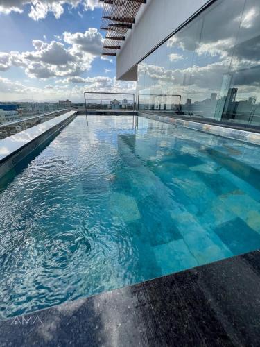 a swimming pool on the roof of a building at Acogedor Apartamento Céntrico in Santo Domingo