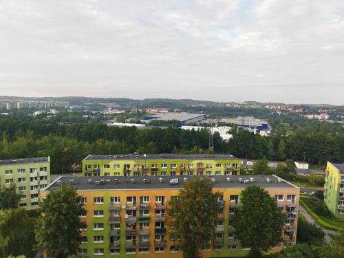 une vue aérienne des bâtiments d'une ville dans l'établissement Apartament/mieszkanie-Wałbrzych Piaskowa Góra, à Wałbrzych