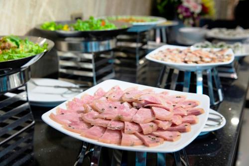 Makanan di atau berdekatan hotel