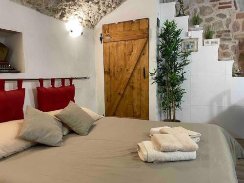 a bedroom with a large bed with towels on it at 'Il Caratteristico' (centro storico) in Capistrello