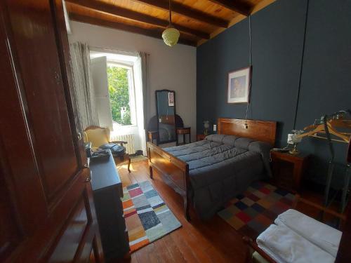 uma sala de estar com um sofá e uma janela em casa pizarra em Collado Villalba