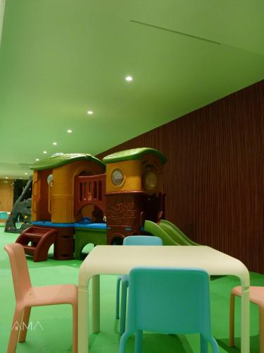 a room with a table and chairs and a toy train at Acogedor Apartamento Céntrico in Santo Domingo