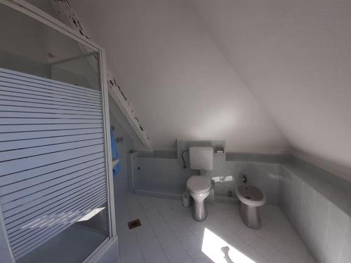 ein kleines Bad mit WC und Waschbecken in der Unterkunft Körtefa Vendégház Keszthely in Keszthely