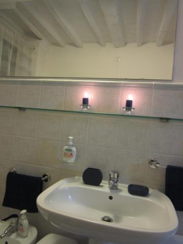 Ένα μπάνιο στο I GIOIELLI DI PERUGIA - palazzo 1 - VIA DELIZIOSA - alloggi e camere in centro storico