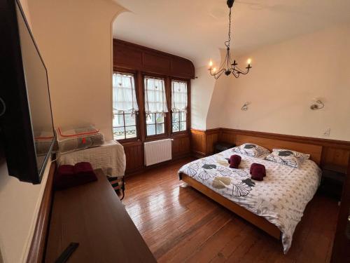 une chambre avec deux lits et une fenêtre dans l'établissement Les Grands Ducs, à Trouville-sur-Mer