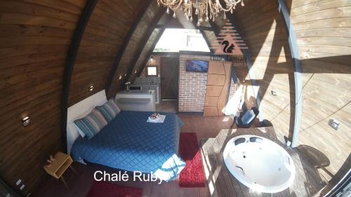 einen Blick über ein Wohnzimmer in einer Hütte in der Unterkunft Chalés Capivari in Campos do Jordão
