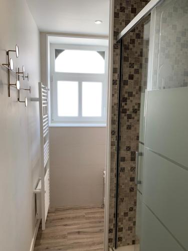 La salle de bains est pourvue d'une fenêtre et d'une douche à l'italienne. dans l'établissement COTTAGE DU PARC, à Albert