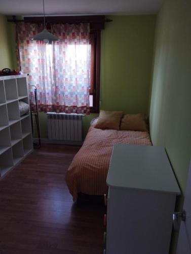 a small room with two beds and a window at SORIA todas las comodidades y ÁTICO libre para eclipse y alguna fecha in Soria