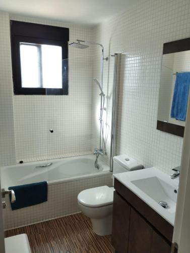 a bathroom with a tub and a toilet and a sink at SORIA todas las comodidades y ÁTICO libre para eclipse y alguna fecha in Soria