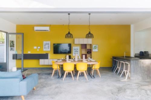 Televisyen dan/atau pusat hiburan di PALM VILLAS