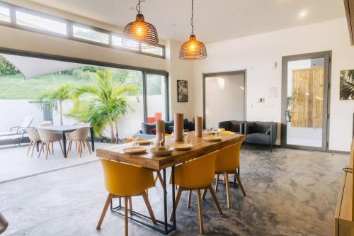 PALM VILLAS في ساينت آن: غرفة طعام وغرفة معيشة مع طاولة وكراسي