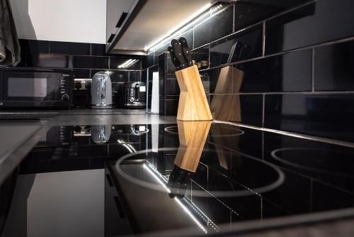 uma cozinha com um porta-facas no balcão em The Avenue Gem Stylish 2 Bed Stay in the Heart of Southampton em Southampton