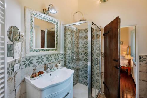 a bathroom with a sink and a shower at Agriturismo Le Cerque in Collazzone