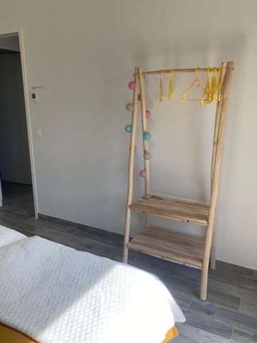 a room with a ladder and a shelf with easter eggs at HOOliRé17 3étoiles in Ars-en-Ré