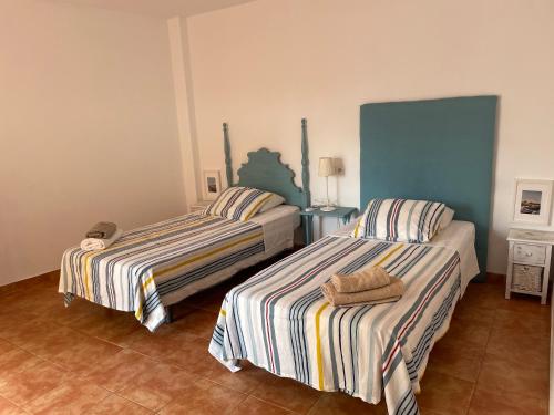 1 dormitorio con 2 camas y toallas. en Apartamento Valencia en Catarroja