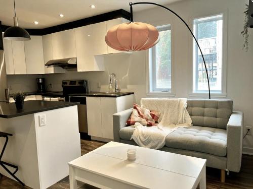 un soggiorno con divano e tavolo di Spacious one room in two floors apartment-102 a Montréal