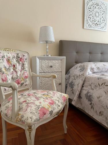 a bedroom with two chairs and a bed and a lamp at Sotto le stelle di Capua in Capua