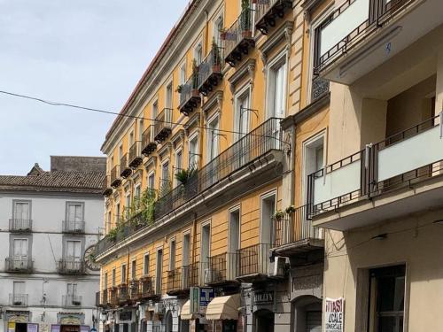 una fila de edificios con balcones en una calle de la ciudad en Sotto le stelle di Capua en Capua