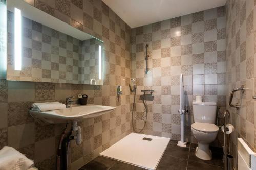 Bilik mandi di Hôtel HAPY