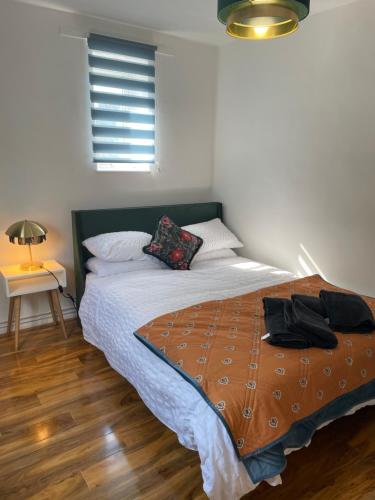 Un pat sau paturi într-o cameră la Elegant 2 bedroom flat in Chiswick near tube stations