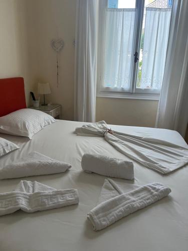 Postel nebo postele na pokoji v ubytování Aerides Studios