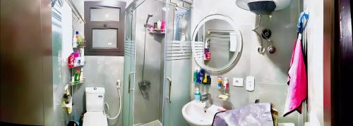 y baño con ducha, lavabo y espejo. en استيديو علوى بورتو سعيد porto said Studio in a resort, en `Ezbet Shalabi el-Rûdi