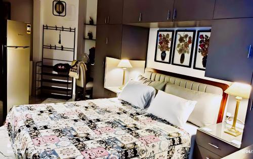 ein Schlafzimmer mit einem Bett mit einer Decke darauf in der Unterkunft استيديو علوى بورتو سعيد porto said Studio in a resort in `Ezbet Shalabi el-Rûdi