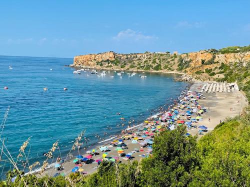 plaża z grupą ludzi i parasoli w obiekcie Vetriera41 w mieście Castelbuono