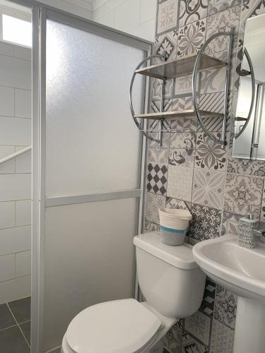 a bathroom with a toilet and a sink at Cabaña Familiar de Descanso y Paseo - Puyehue in Puyehue