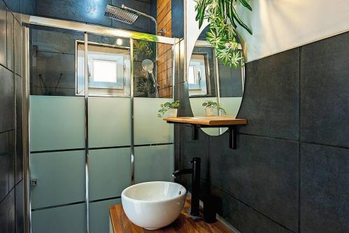uma casa de banho com um lavatório branco e um espelho. em Cosy studio - Best location em Nice